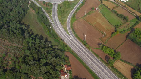 Vista-Aérea-De-La-Intersección-De-Carreteras-De-Portugal-Cerca-De-Zonas-Residenciales.