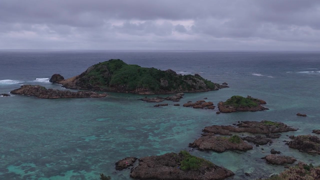 Riprese aeree orizzontali che avanzano in dolly e si elevano in pedestal sopra l'isola di Hirari vicino al Club Med Resort e alla spiaggia di Kabira, isola di Ishigaki, Okinawa, Giappone
