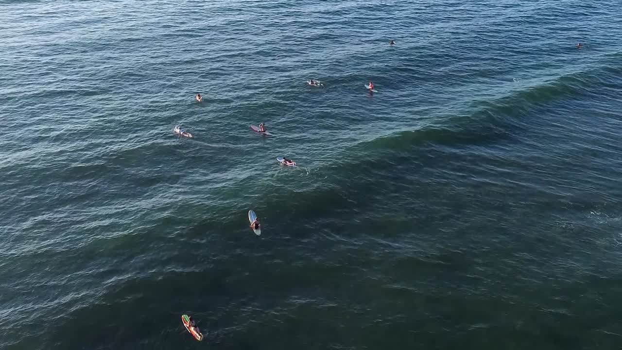 Veduta aerea di surfisti in attesa delle onde sulla spiaggia principale di Sayulita, Messico