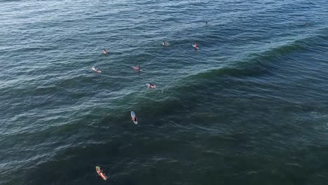antena de surfistas esperando olas en la playa principal de sayulita en méxico