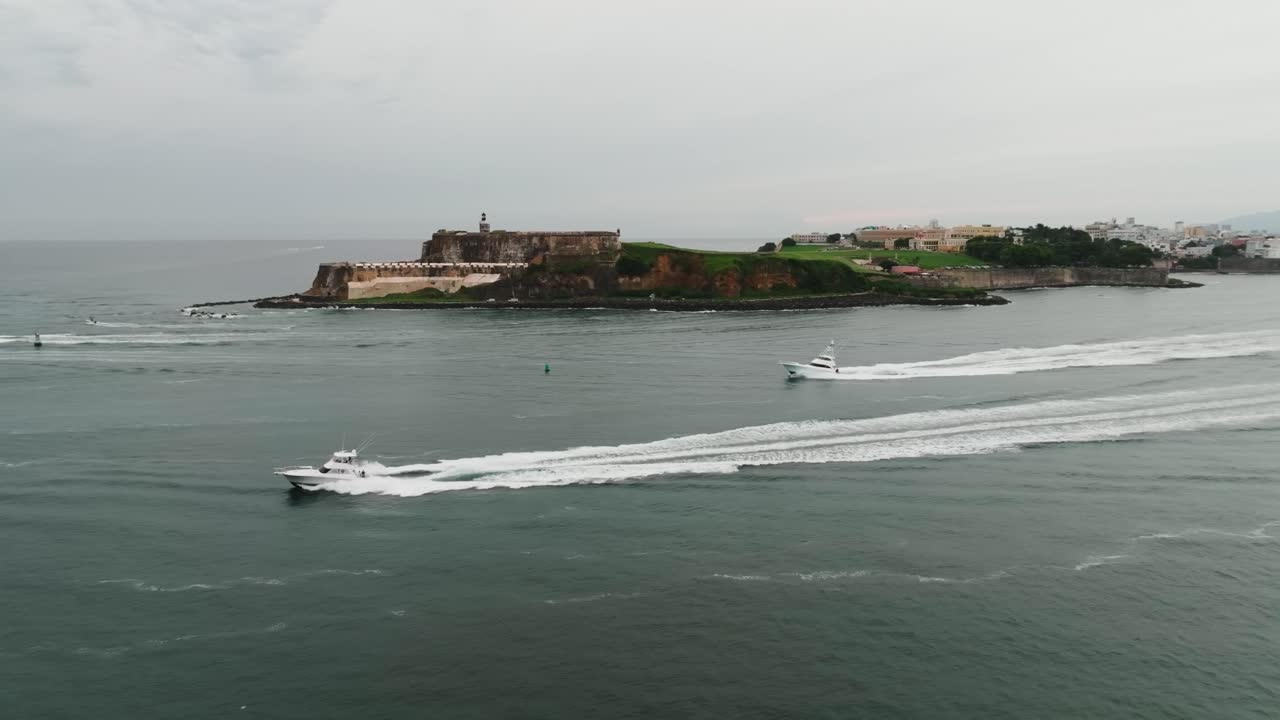제 70회 국제 빌피쉬 대회 후 옛 산 후안 만을 떠나는 보트 15
