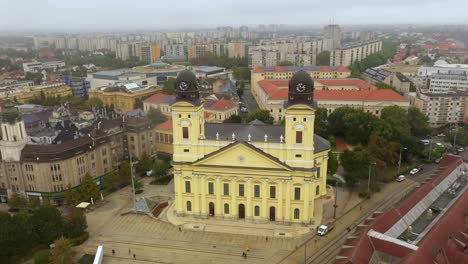 Imágenes-De-Drones-De-La-Iglesia-En-La-Plaza-Principal-De-La-Ciudad-De-Debrecen-En-Clima-Lluvioso-Drone-De-Otoño-Cierra-A-Derecha-E-Izquierda-Muy-Cerca