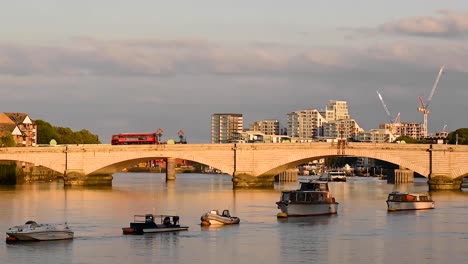 Thames-Clippers-Navegando-A-Putney,-Londres-A-Través-Del-Río-Támesis-En-El-Reino-Unido