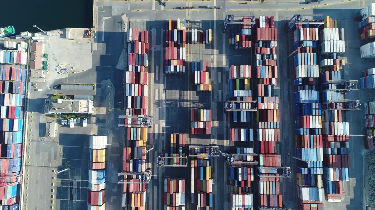 Luftfoto af industrihavn med containerhavn, som er en del af skibsfarten.