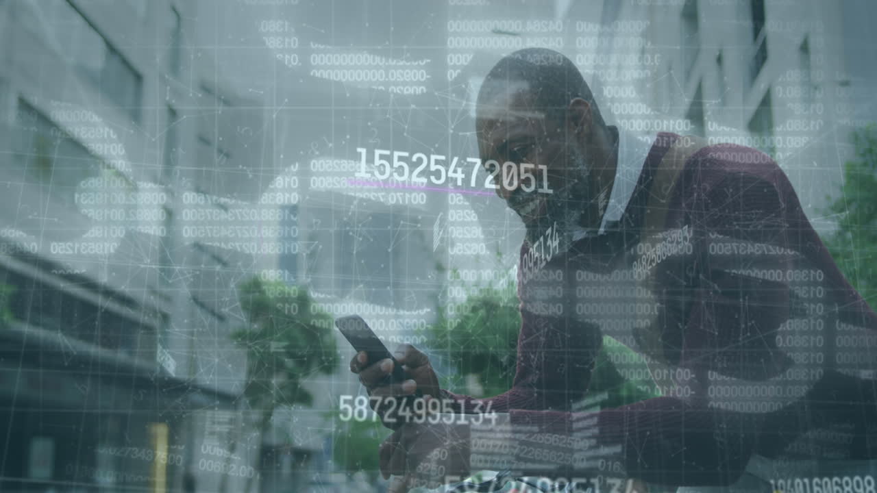 animazione dell'icona della catena di sicurezza contro un uomo afroamericano che usa uno smartphone per strada