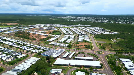 dron aéreo de zuccoli darwin nt australia vecindario círculo de tráfico y filas de casas