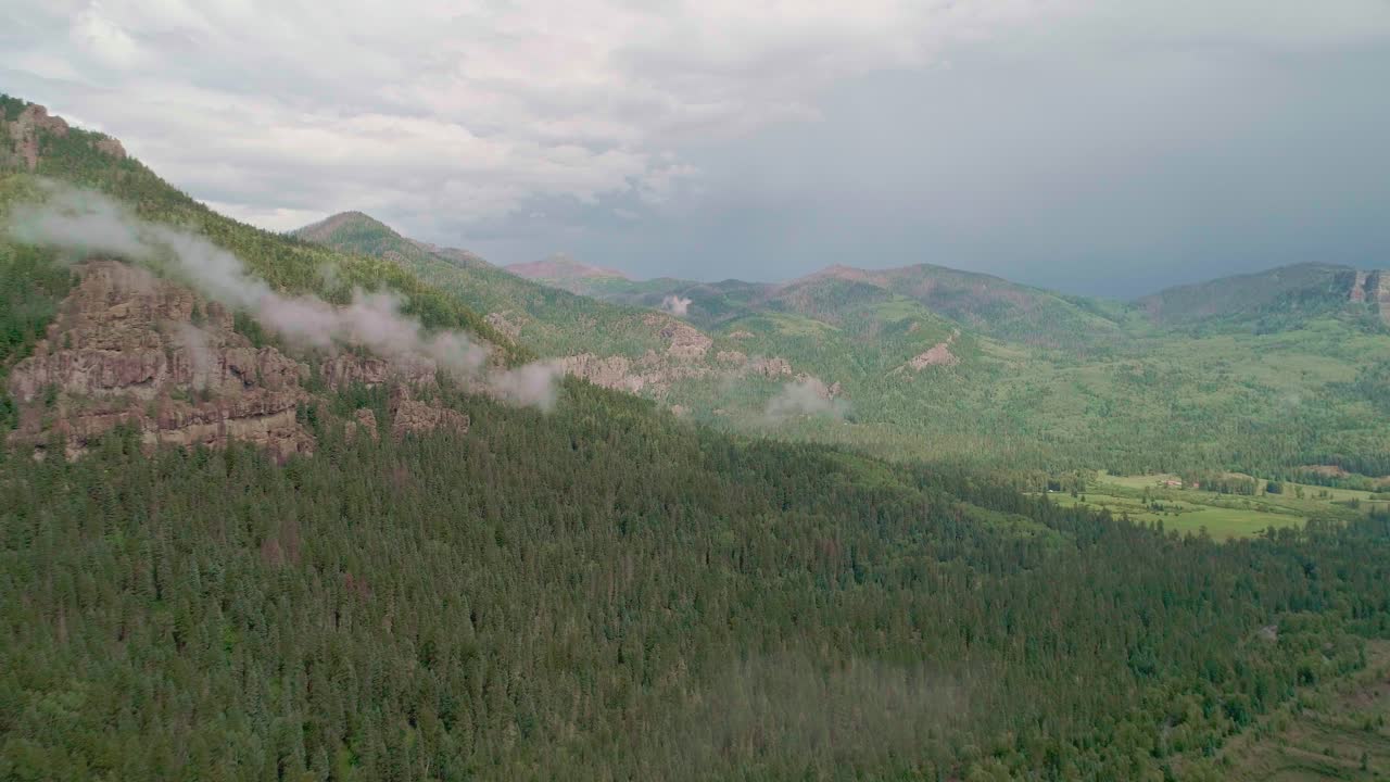 vista de drones del paisaje de montañas verdes