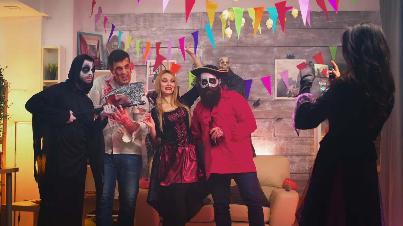 bruja espeluznante tomando fotos de sus amigos aterradores