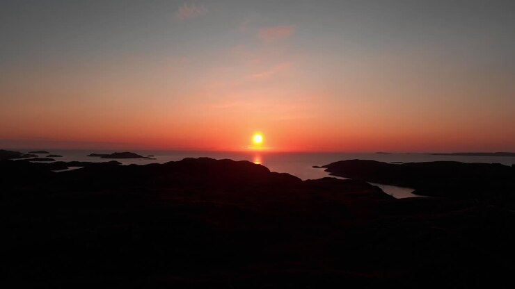 Tramonto pacifico e vibrante all'orizzonte - ripresa aerea verso il sole