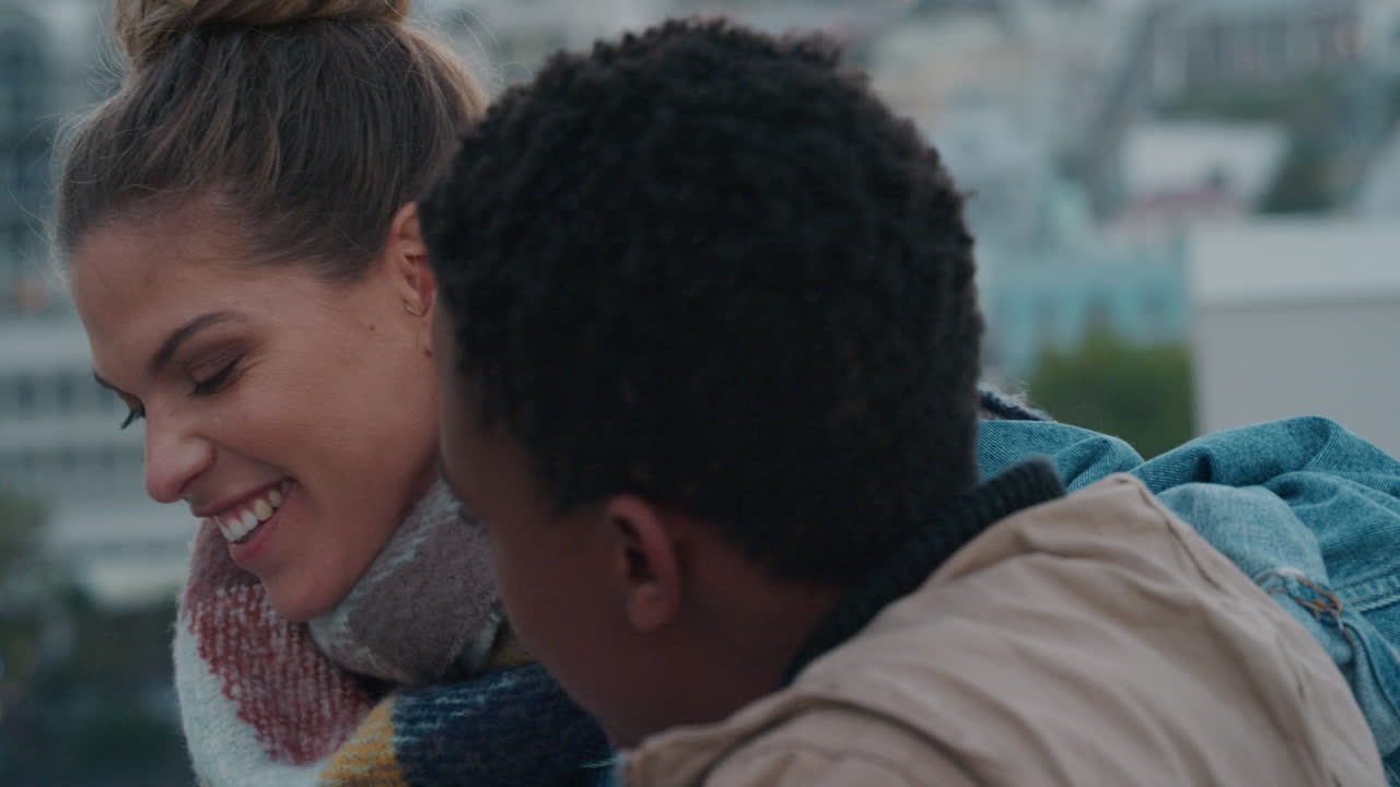 amigos felices en el techo divirtiéndose juntos mirando por encima del borde disfrutando de la vista del horizonte de la ciudad urbana viendo a la gente desde el techo al atardecer