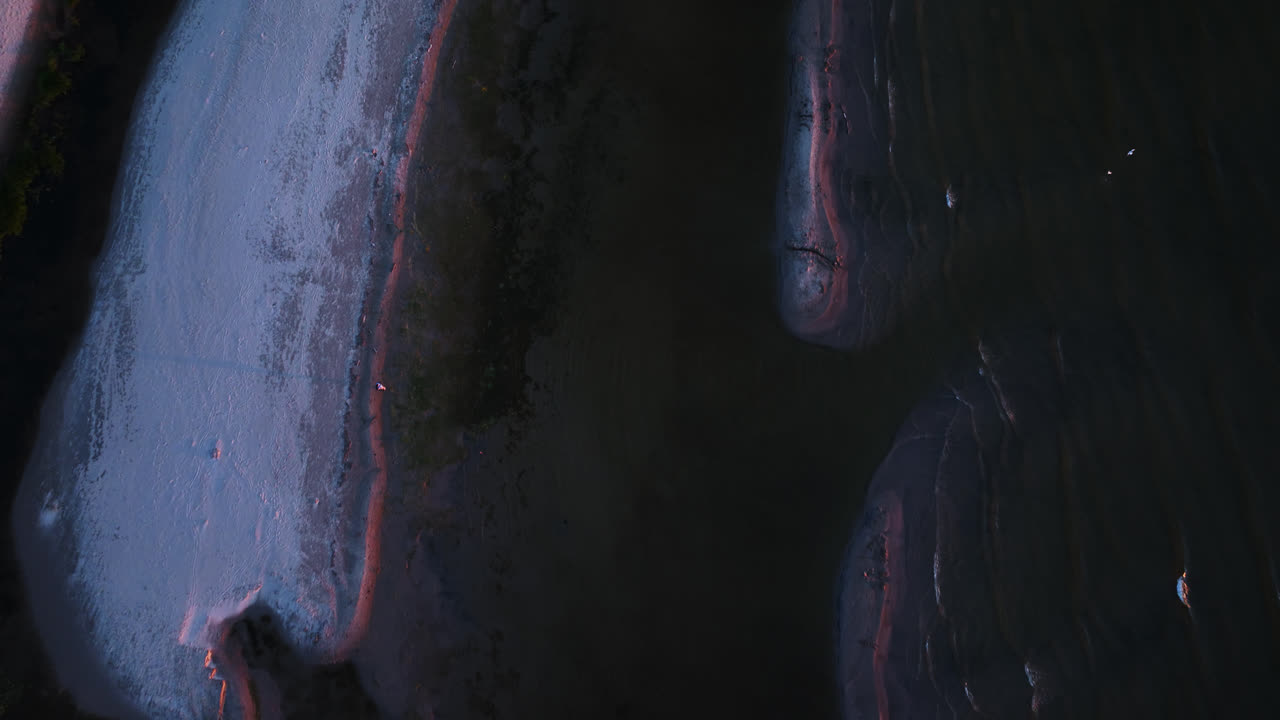 vista aérea de los bancos de arena y las aguas tranquilas en kalajoki, una noche soleada en finlandia