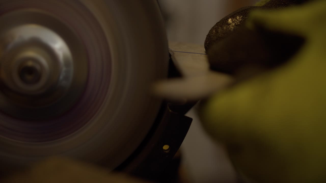 벤치 그라인더에 의해 형성되는 금속을 닫아 스파크 4k 슬로우 모션을 유발합니다.