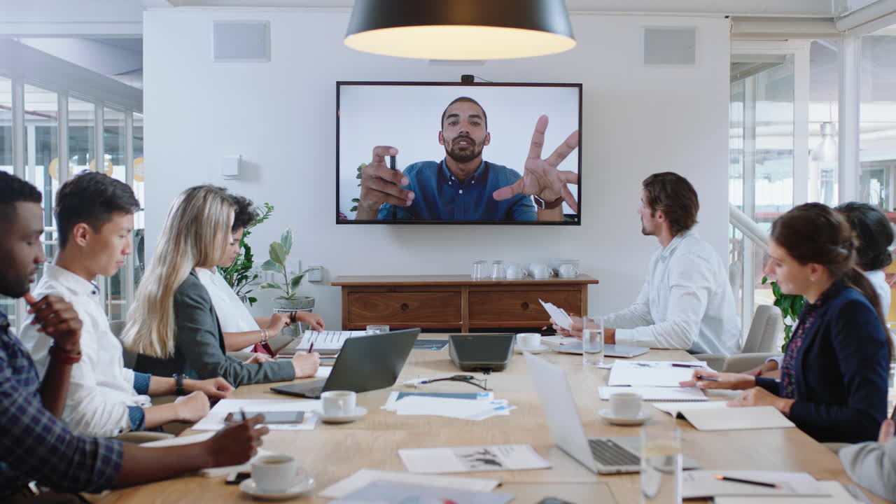 grupo de personas de negocios que tienen una conferencia de llamadas reunión en la sala de juntas líder del equipo hombre charlando con colegas usando video chat en línea en la pantalla de televisión discutiendo ideas en la oficina 4k