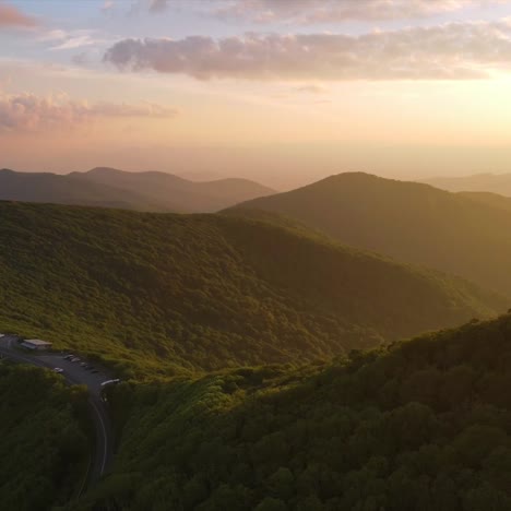 Antena-Sobre-Las-Montañas-Blue-Ridge-Al-Atardecer-Cerca-De-Asheville,-Carolina-Del-Norte