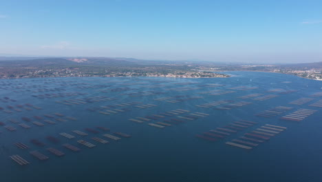 Sete-Mont-Saint-Clair-Granjas-De-Ostras-Toma-Aérea-Día-Soleado-Francia