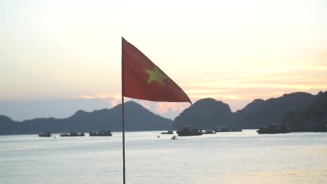 Bandera-vietnamita-volando-al-atardecer-2