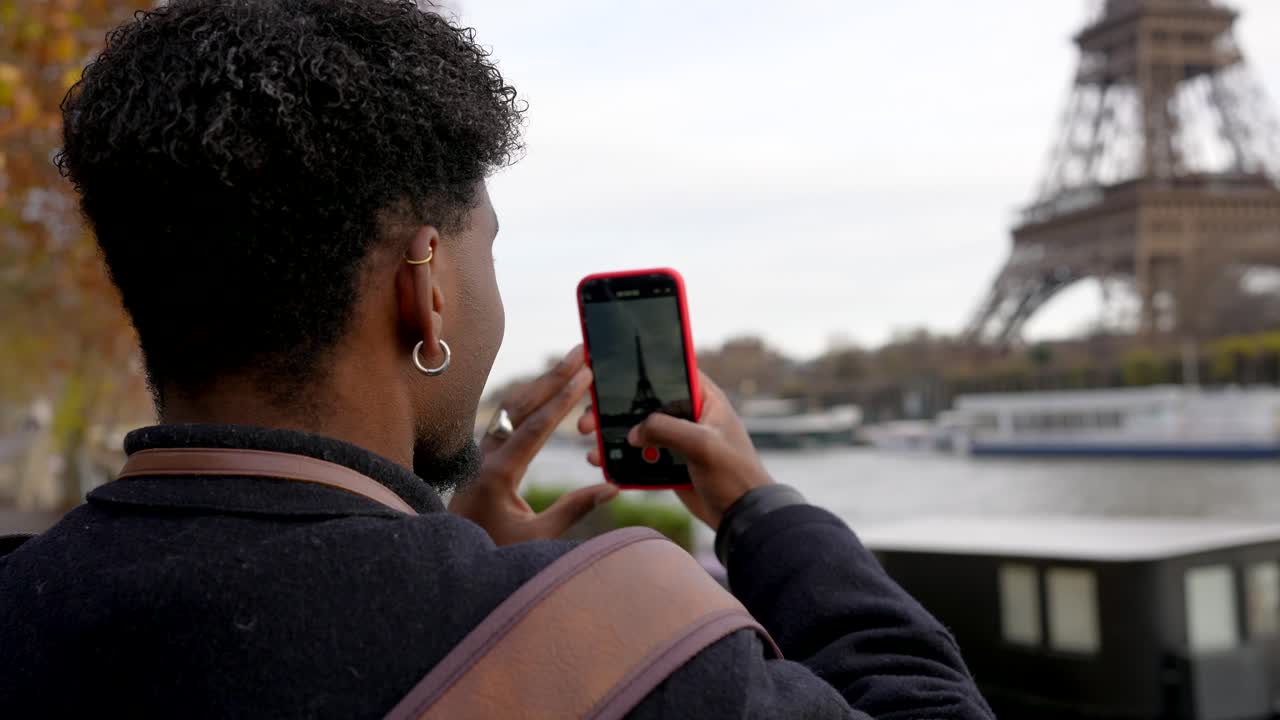 Mann med ryggsekk i Paris med Eiffeltårnet