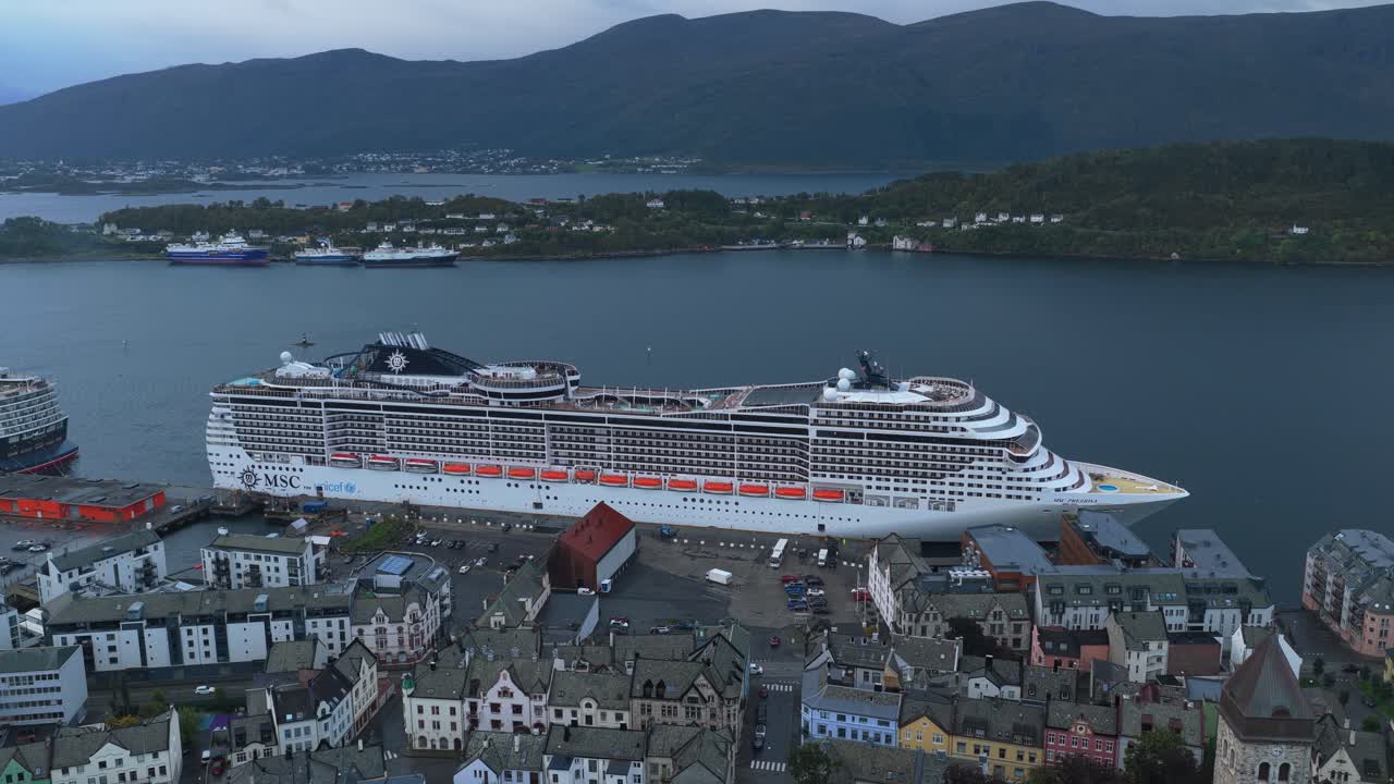 Vista aérea de Ålesund e navios de cruzeiro ao nascer do sol ao longo da costa da Noruega