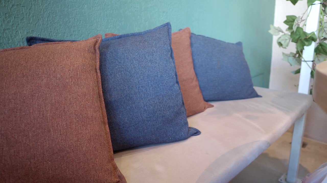 almohadas en un banco