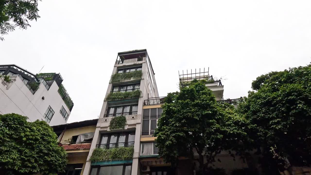 베트남 하노이 의 높은 건물 과 나무 들