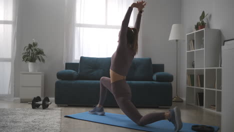 ejercicio físico y gimnasia para estirar el cuerpo mujer joven está entrenando en casa por la mañana estilo de vida saludable y bienestar