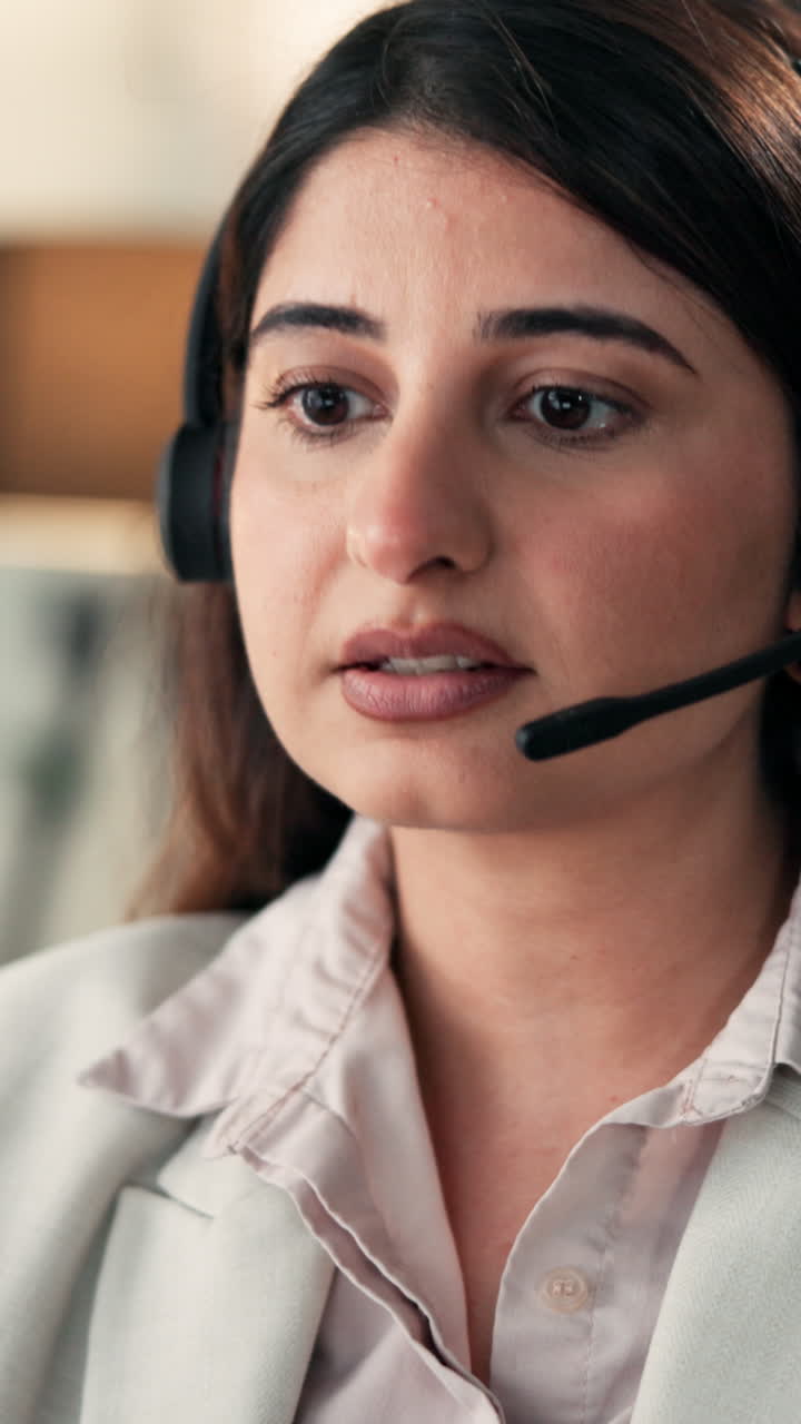 Žena pracuje v call centru