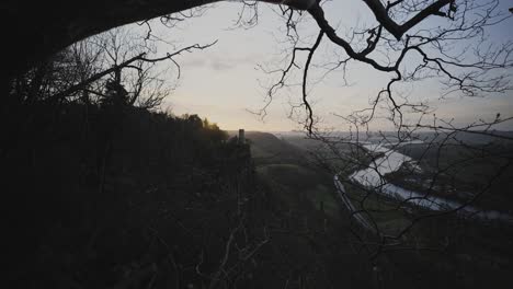 Kinnoull-Hill-Castle-In-Der-Ferne-Und-Der-Fluss-Tay-In-Perth,-Schottland