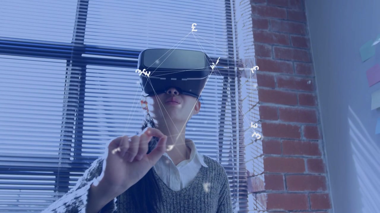 Kvinde tager VR-headset på, rækker ud og klemmer flydende punkter, tester teknisk brugerflade i loftslejlighed