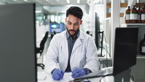científico trabajando en un laboratorio