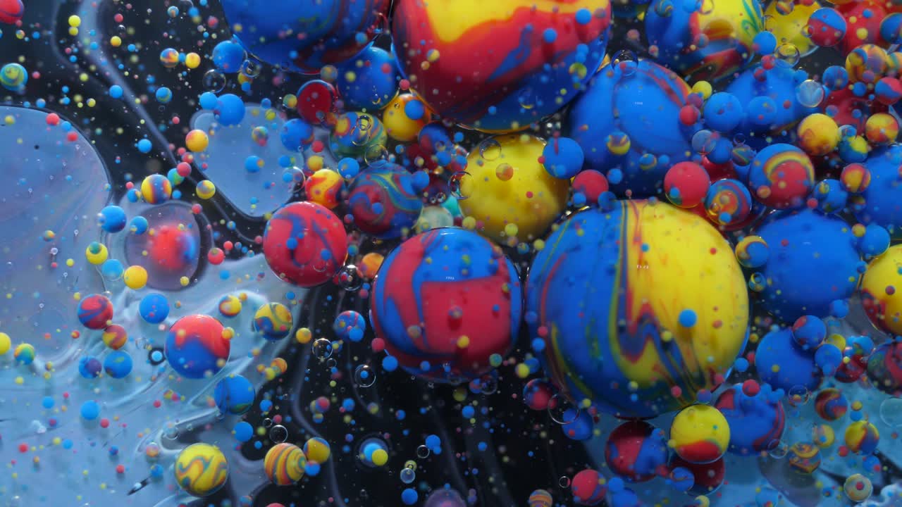 movimiento lento colores brillantes burbujas azules y rojas aceite hermosa pintura color universo movimiento multicolor. pintura acrílica. superficie hipnótica fantástica. abstracto estructura de metamorfosis de pintura de colores.