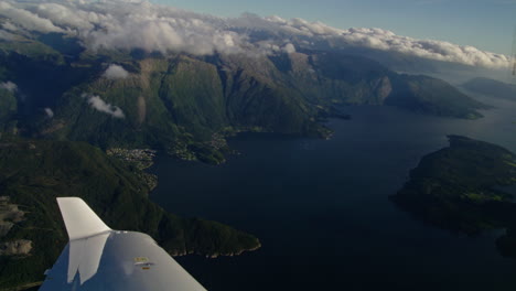 vista desde la ventana de un avión con vistas al océano y las islas circundantes