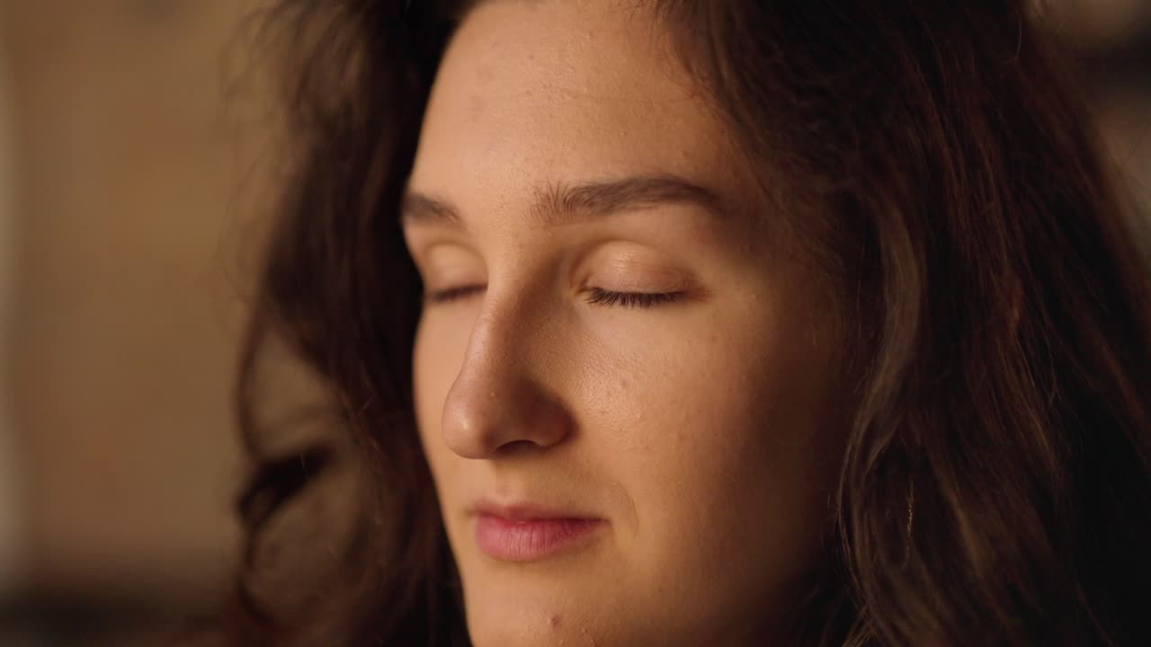 mujer bebiendo de un vaso