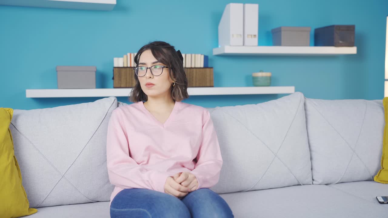 젊은 여성이 문자 메시지를 보내면서 논쟁을 벌이고 있습니다.