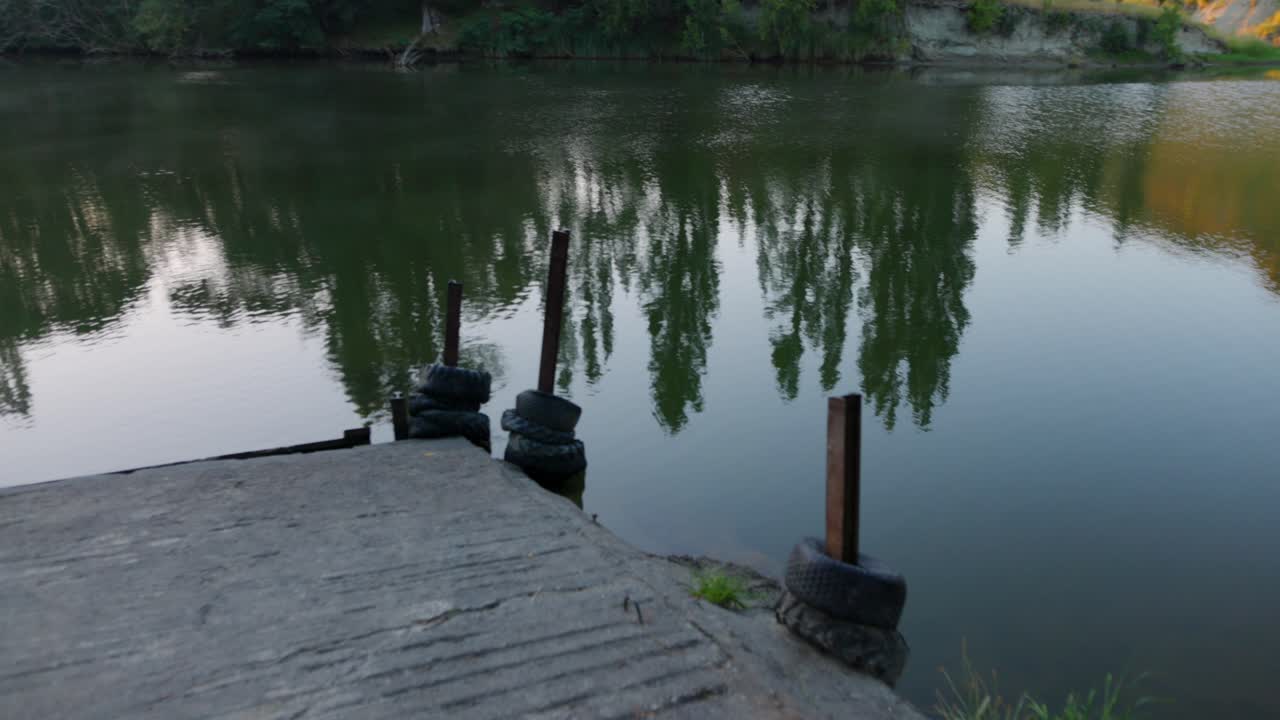 패닝 샷으로 포착한 매우 평평한 강