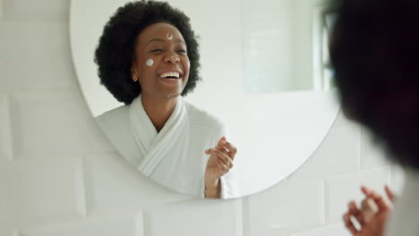 Schönheit,-Hautpflege-Und-Afrikanische-Frau-Tragen-Gesicht-Auf