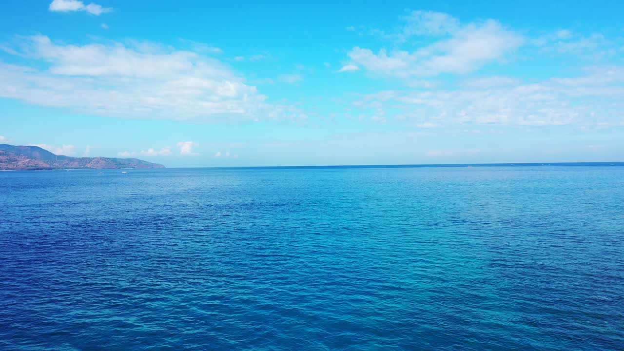 아름다운 맑은 청록색 바닷물 섬과 배경에 하얀 솜털 구름으로 덮인 산들