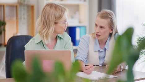 Glückliche-Frauen-Freuen-Sich-über-Steigende-Umsätze-Und-Hohe-Gewinne