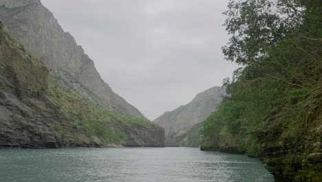 cañón del río de montaña