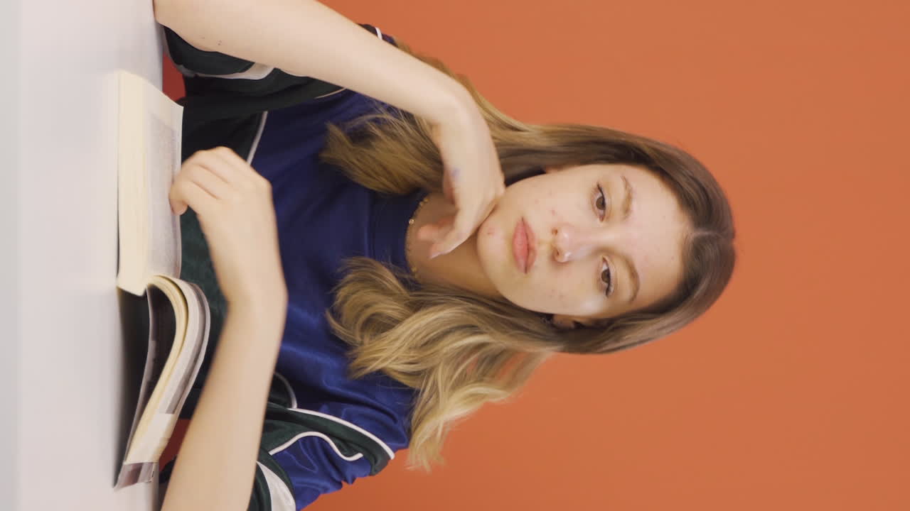 울고 있는 젊은 여성의 수직 비디오.