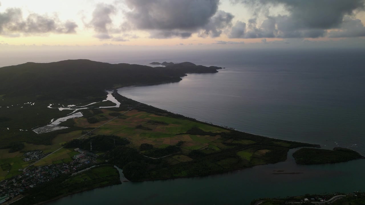 Pemandangan drone udara yang menakjubkan dari Teluk Cabugao di Bato, Catanduanes, Filipina saat matahari terbit dengan lanskap pesisir dan awan dramatis