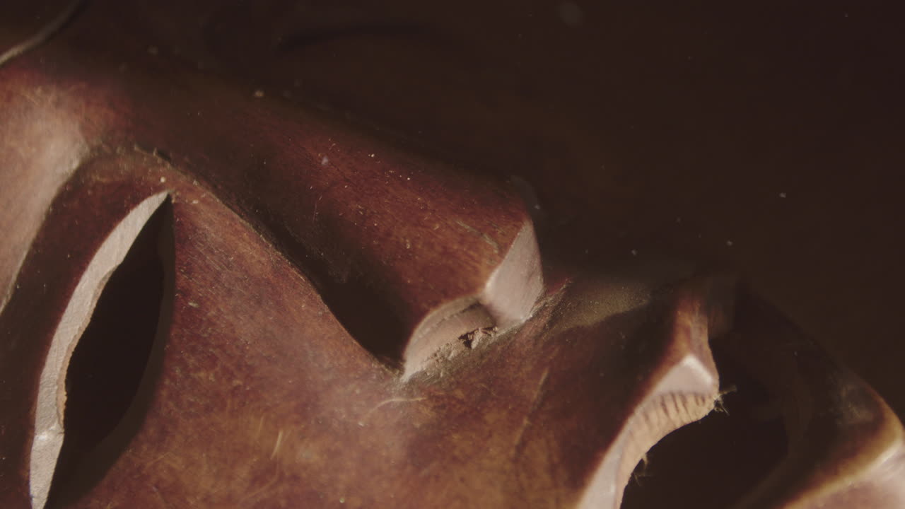 Vista dettagliata di una tradizionale maschera in legno intagliata Baule o Guro. Ideale per temi di antropologia, religione e patrimonio culturale.