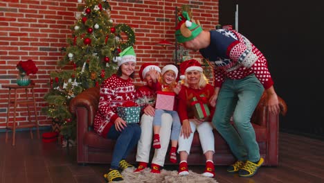 Lachende-Familie-Winkt-Mit-Den-Händen,-Hallo,-Hallo,-Grüßt,-Während-Sie-Zu-Weihnachten-Ein-Selfie-Mit-Dem-Smartphone-Macht