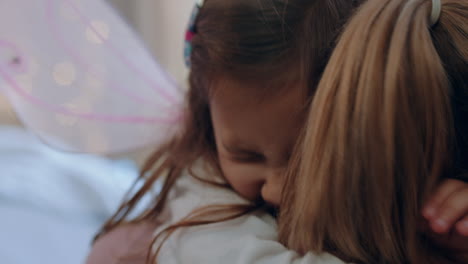 niña feliz abrazando a su madre disfrutando de la madre amorosa abrazando a su hija en casa imágenes de 4k
