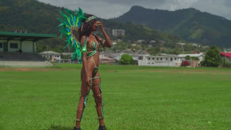 en medio de los ritmos del carnaval de trinidad, una joven brilla en su intrincadamente diseñado traje, encarnando la energía festiva de la isla