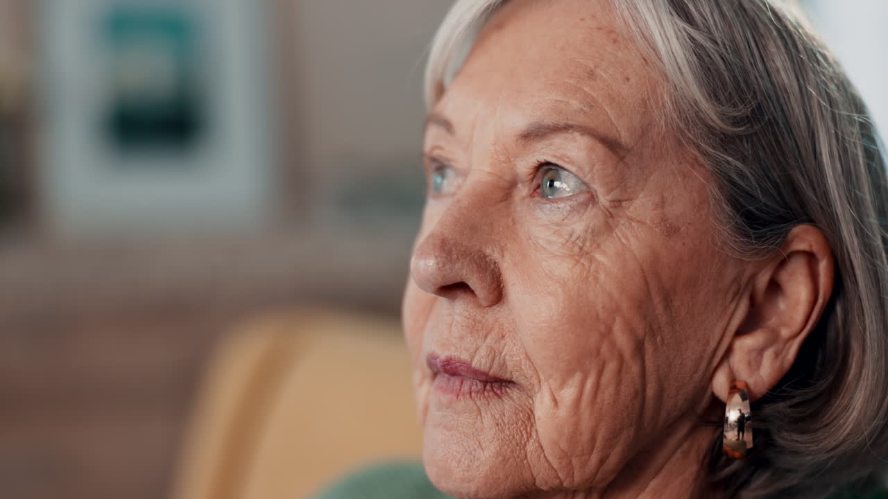 pensando, la depresión y el arrepentimiento con un viejo triste