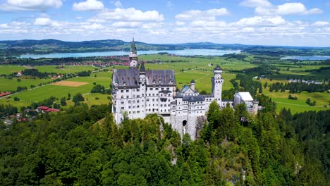 Schloss-Neuschwanstein-Bayerische-Alpen-Deutschland