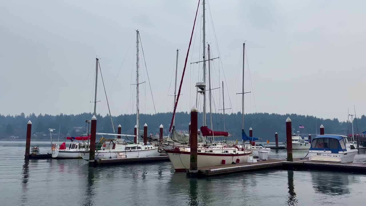 vista tranquila del puerto y la marina cerca de la histórica ciudad de florencia, oregon, ee.uu.