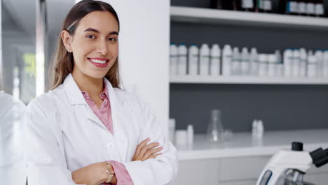 ciencia, feliz y cara de un científico en el laboratorio