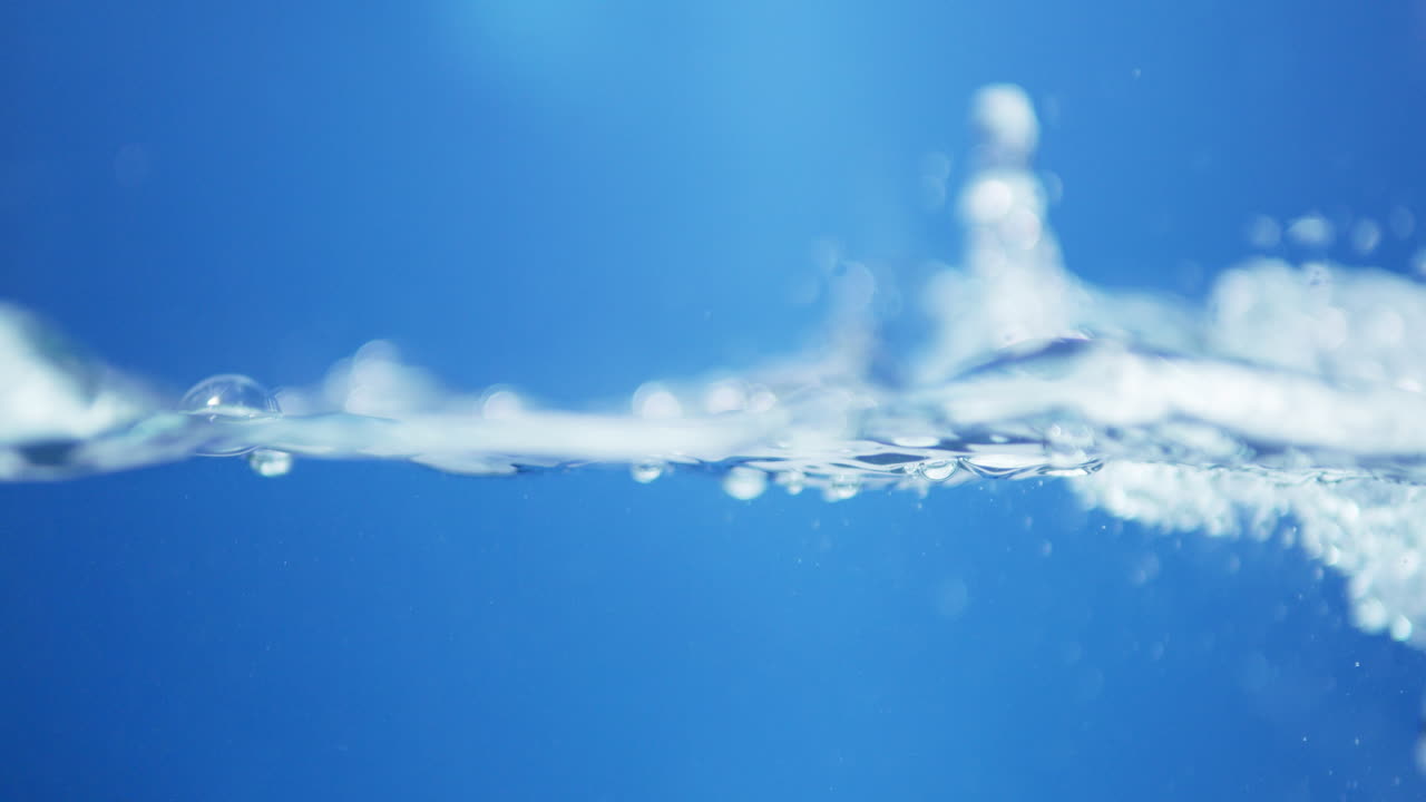 신선한 물, 깨한 물방울이 느린 동작으로 캐스케이딩합니다.