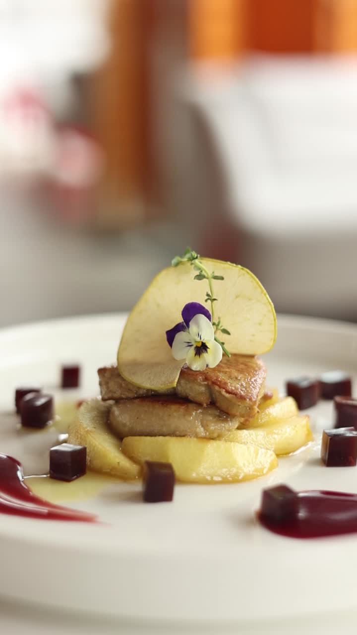 elegante foie gras con manzana y salsa roja